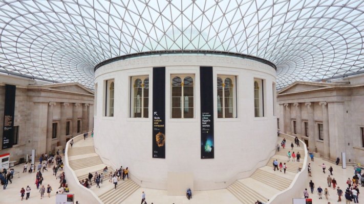 Un artist conceptual brazilian a înlocuit o monedă istorică britanică cu un fals în timp ce se afla în British Museum