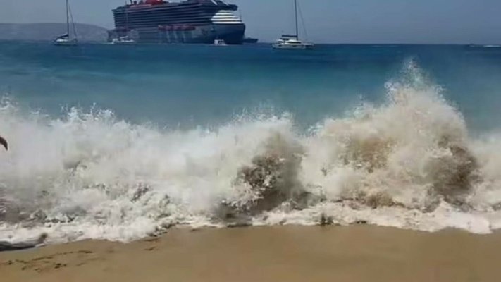 Doi turiști au fost răniți după ce un feribot a provocat un val uriaș, care a inundat o plajă din Mykonos