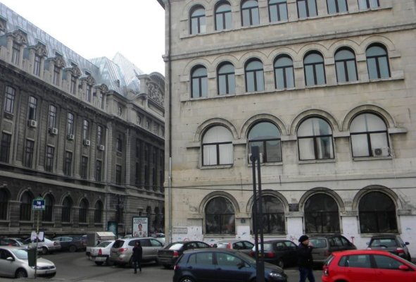 Alt scandal de hărțuire sexuală: Un conferențiar ar fi trimis studentelor poze cu el dezbrăcat