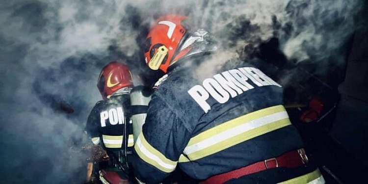 Alertă la un spital de psihiatrie după ce acoperișul a luat foc