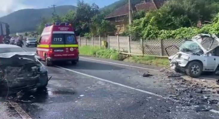 Un tânăr s-a urcat beat, drogat și cu permisul anulat la volan și a provocat un accident rutier grav 