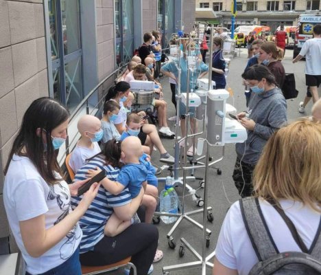 Momentul în care spitalul de copii bolnavi de cancer din Kiev e lovit de o rachetă