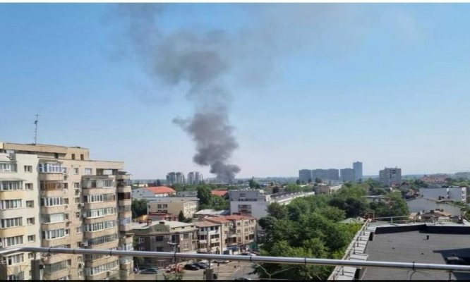 Alertă! Incendiu în apropierea unei benzinării din Capitală. Pompierii intervin cu mai multe autospeciale