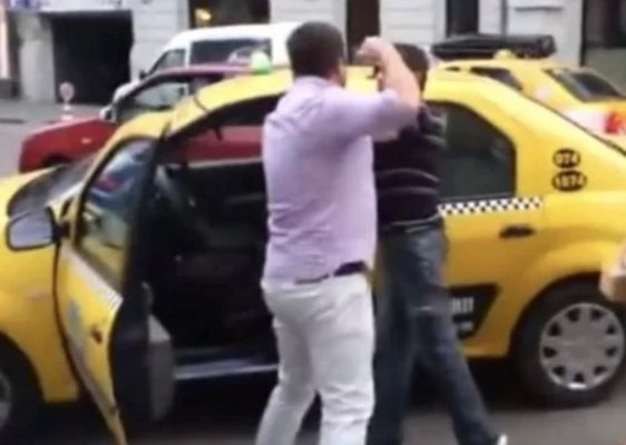 Un taximetrist a fost atacat cu un cuțit și jefuit de un cuplu. „Dă-mi banii, dacă nu, te omor”
