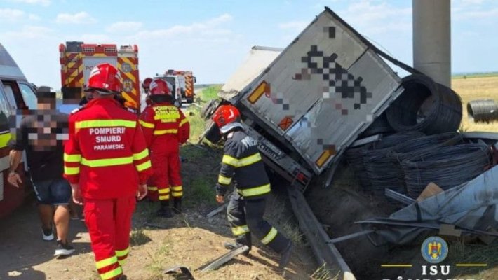 Accident cu 3 morți și 4 răniți între o autoutiliară și un autocamion 