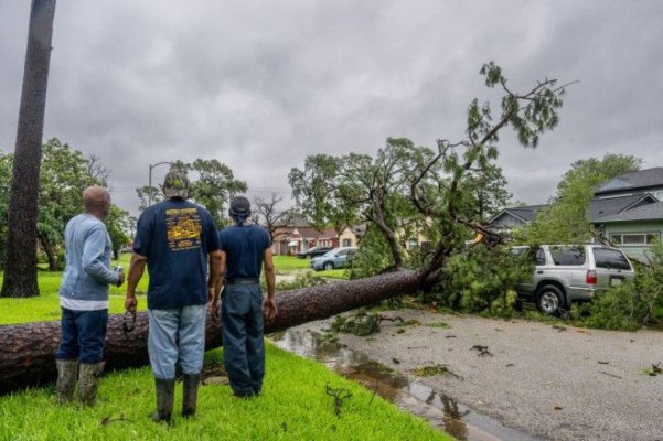Uraganul Beryl a lovit Texasul. Cel puţin opt morţi