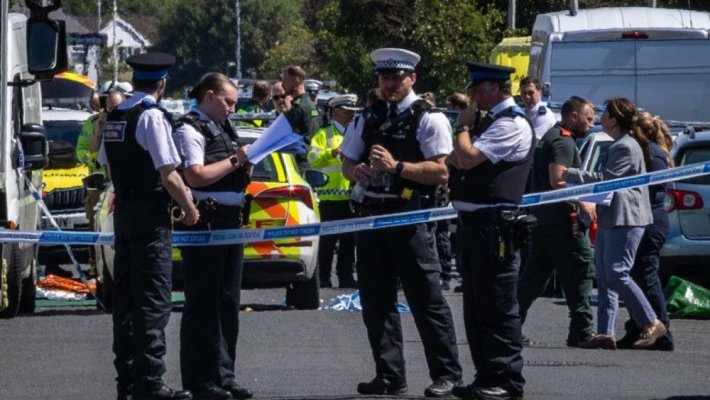 Doi copii, uciși și 11 oameni, răniți de un bărbat înarmat cu un cuțit, în Marea Britanie