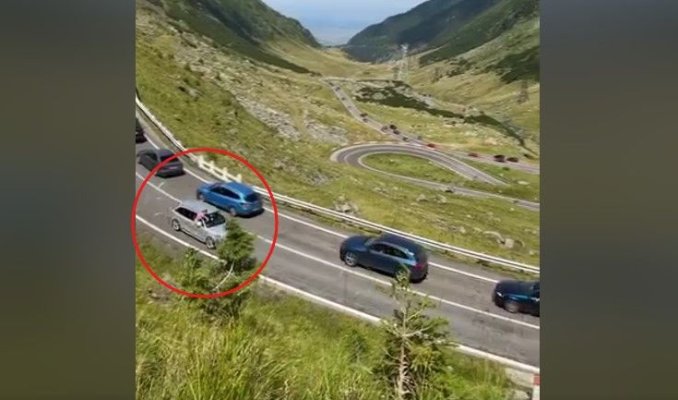 Gest inconștient al unei tinere pe Transfăgărășan: Și-a făcut selfie pe geamul unei mașini care mergea cu viteză pe serpentine. Video