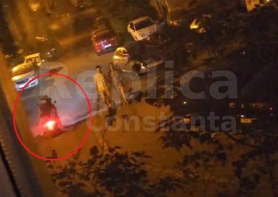 Joacă periculoasă! Trei teribiliști fac pe cascadorii pe o singură motocicletă. Video