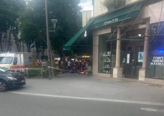O persoană a murit și mai multe sunt rănite grav, după ce un șofer a intrat cu mașina pe terasa unei cafenele