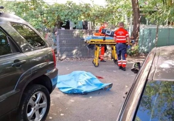O femeie a fost ucisă pe o alee, de un autoturism care dădea cu spatele