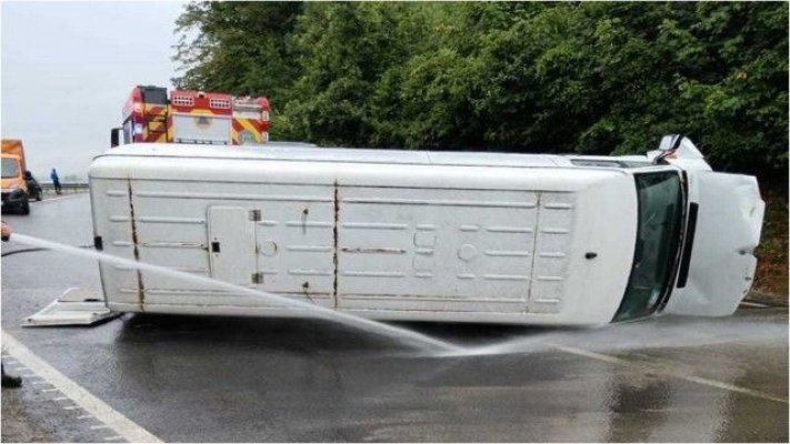 Un microbuz ce transporta mai mulți pasageri s-a răsturnat pe DN1 din cauza vitezei