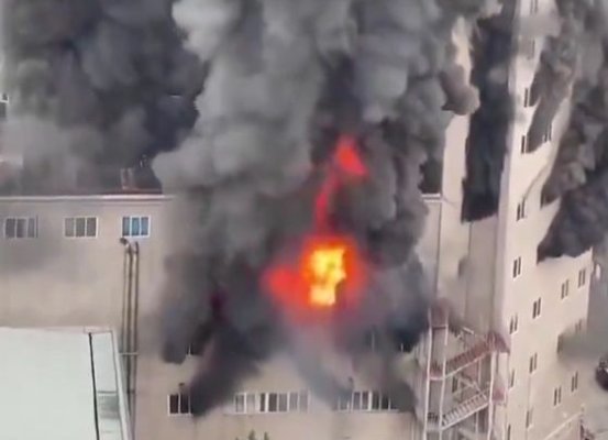 Cel puţin opt oameni au murit, după ce un incendiu puternic a izbucnit într-un mall. Video