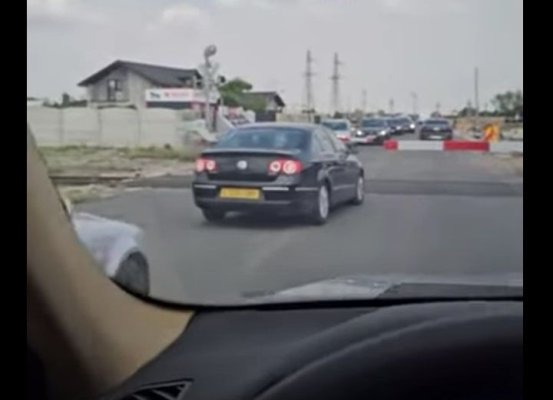Poliţia caută 8 șoferi care au traversat calea ferată, în timp ce barierele erau coborâte. Video