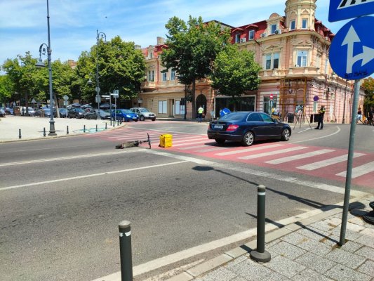 Accident rutier între un autoturism și o trotinetă de la Glovo, la Lupoaică. Video
