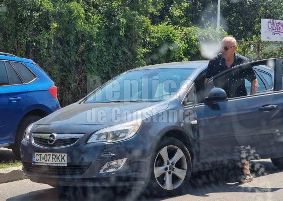 Ce a pățit o șoferiță care a parcat mașina, pentru câteva minute, în fața unui garaj!