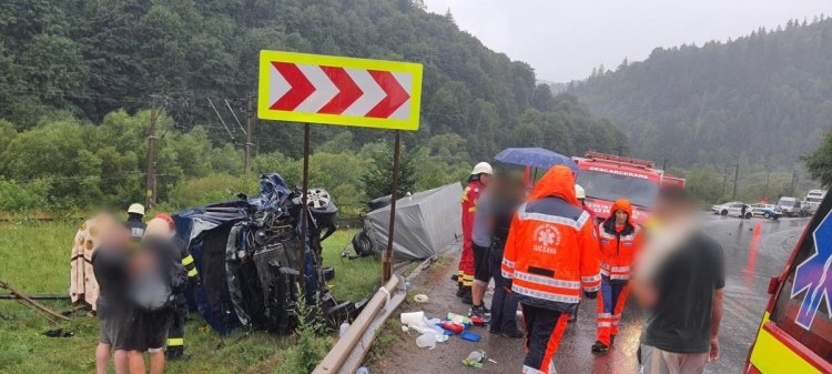 Plan roșu de intervenție activat: Accident rutier, între un microbuz și un TIR, pe DN 17. Video