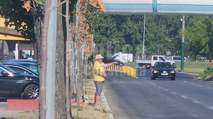 În secolul tehnologiei, la Constanța, încă se mai agață turiști prin fluturarea cheilor! Video