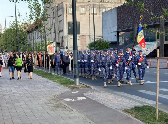Procesiune cu moaștele Sfântului Pantelimon, pe străzile din Constanța. Video