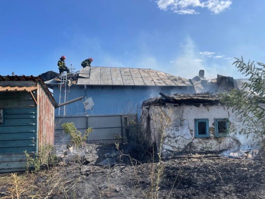 Pompierii tulceni s-au luptat cu patru incendii de vegetație simultane, în diferite localități din județ. Video