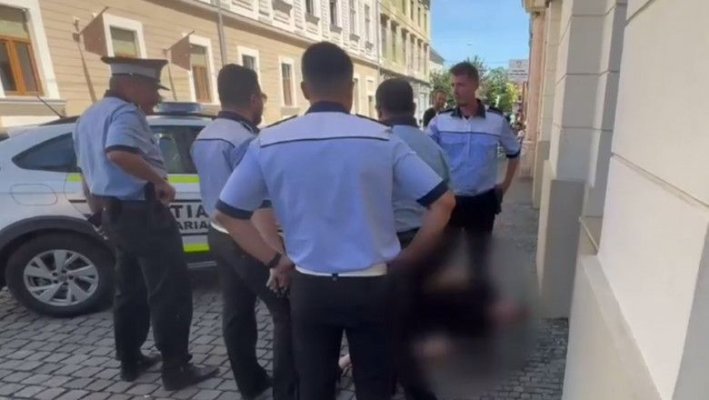 Un șofer drogat, care parcase pe un loc pentru persoanele cu handicap, a lovit cu mașina un polițist 