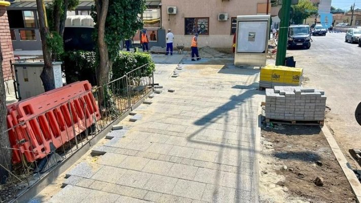 Se reabilitează infrastructura pietonală și rutieră în mai multe zone din municipiu