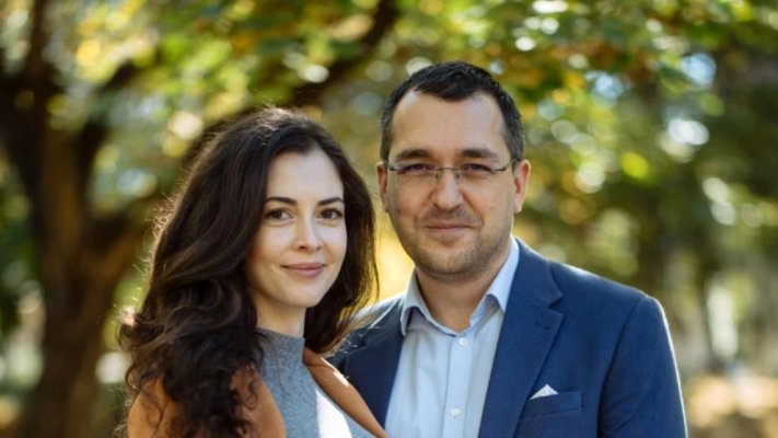 Europarlamentarul rezist Vlad Voiculescu, prins de iubită pe Tinder!