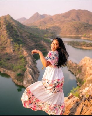 O tânără influencer a căzut într-o prăpastie în timp ce filma conținut pentru urmăritori