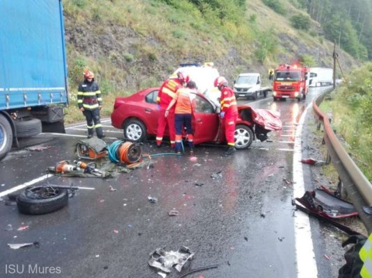 Impact devastator între un autoturism și un TIR. Doi oameni au murit pe loc