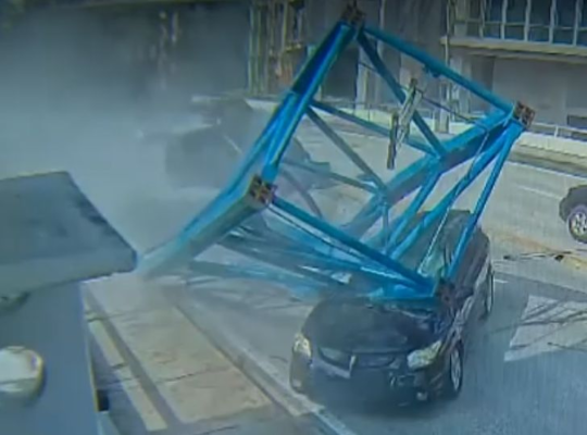 Accident terifiant în SUA. O bucată uriașă dintr-o macara s-a prăbușit peste mașini aflate în mers