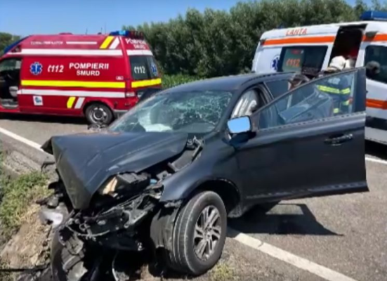 O copilă de nici 3 ani a murit după ce mama sa a intrat cu mașina într-un cap de podeț