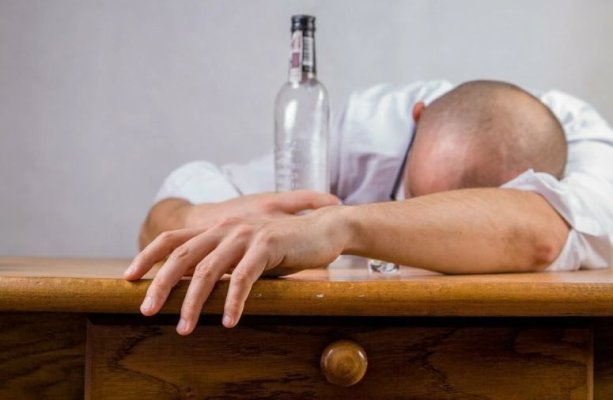 Leziuni cerebrale, orbire și moarte: metanolul din băuturile alcoolice provoacă victime la nivel global