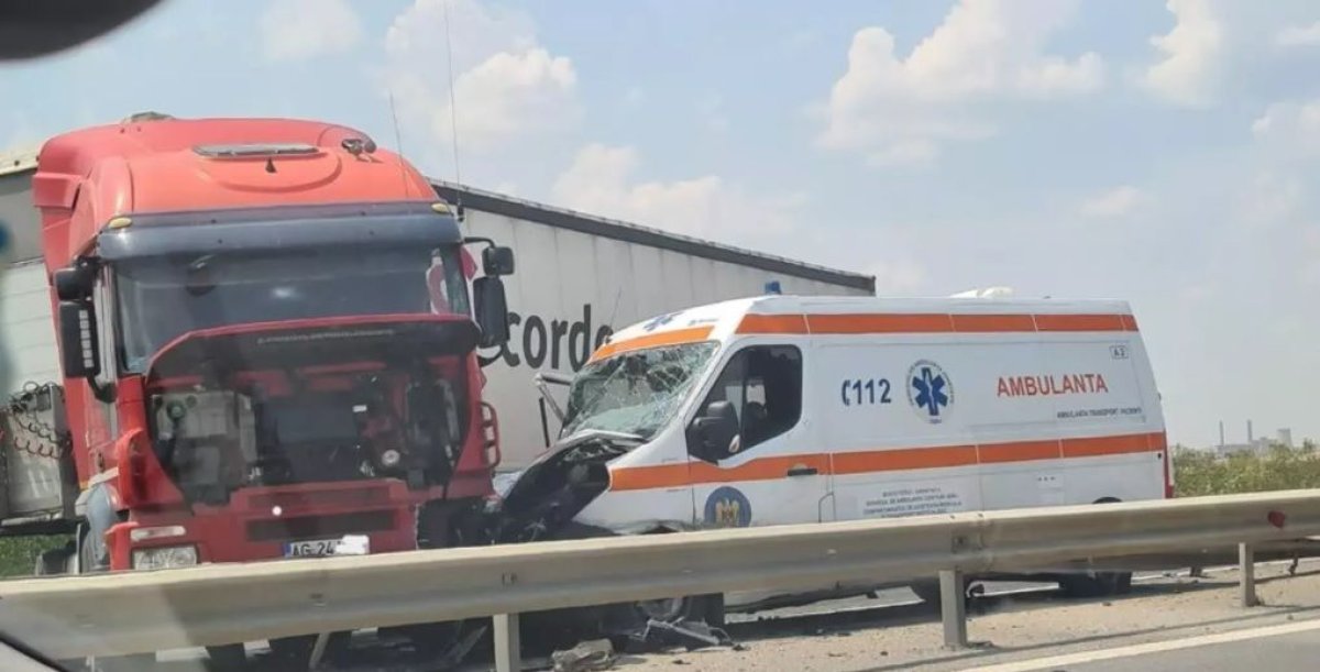 O ambulanta a fost spulberata de un TIR pe autostrada O ambulanta a fost spulberata de un TIR pe autostrada