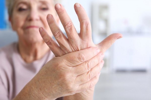 Reumatolog: Obiceiul care afectează artrita cel mai tare