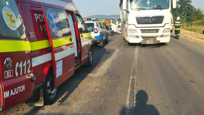 Accident grav între un camion și un microbuz: a fost activat planul roșu