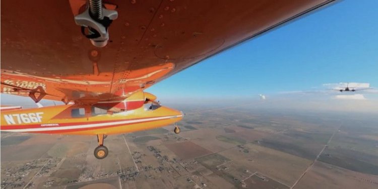 Cum ar putea avionul care remorchează planoare fără pilot să revoluționeze transportul aerian de marfă