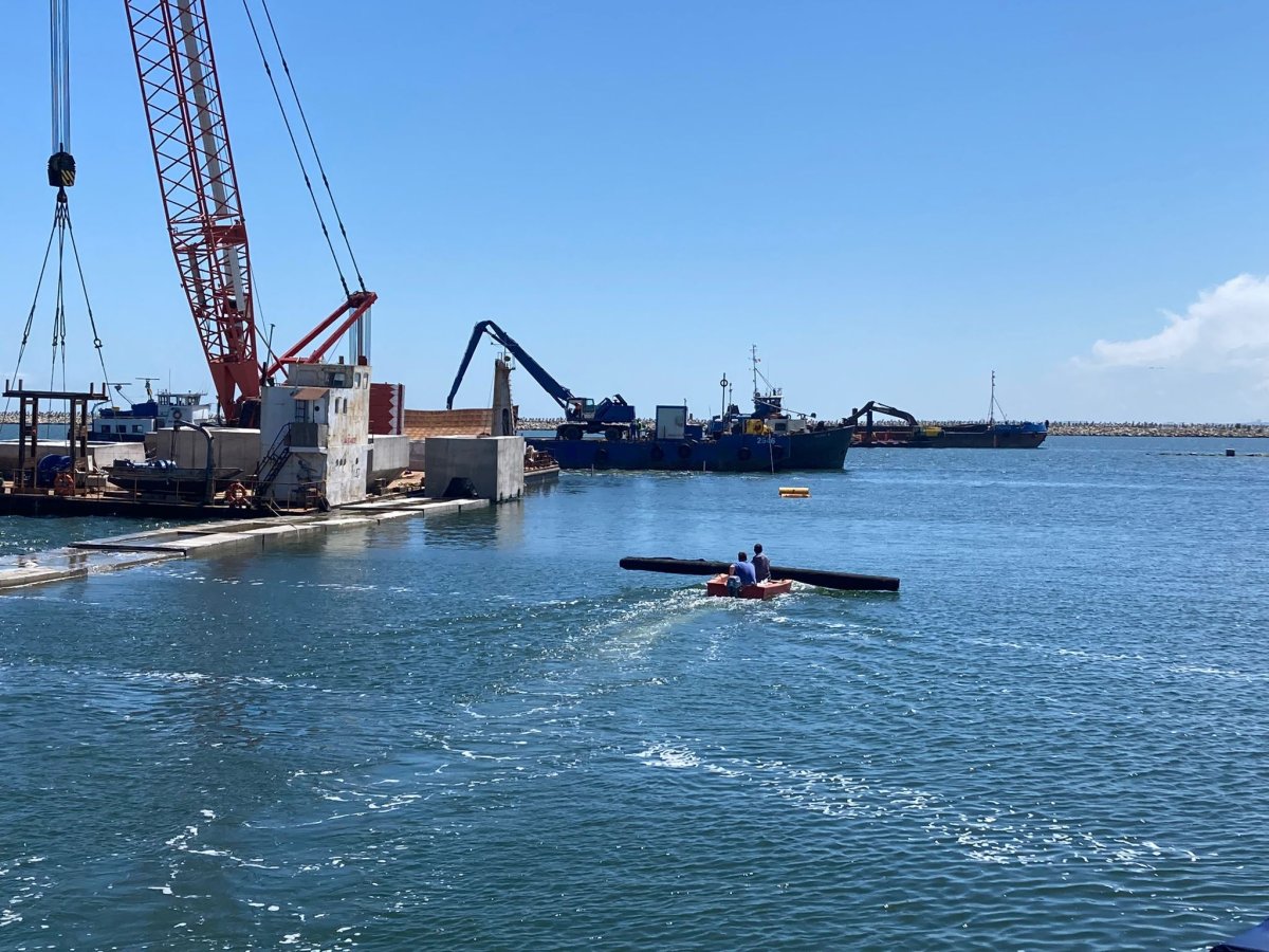 Directorul Portului Constanța, Mihai Teodorescu, a semnat două