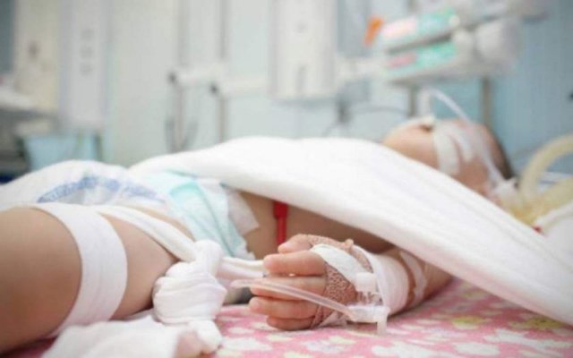 O copilă de doi ani a murit, după ce a fost bătută crunt de propria mamă
