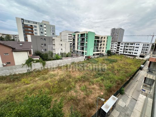 Un teren de pe strada Perlei din Constanța este în paragină iar proprietarul este de negăsit. Video