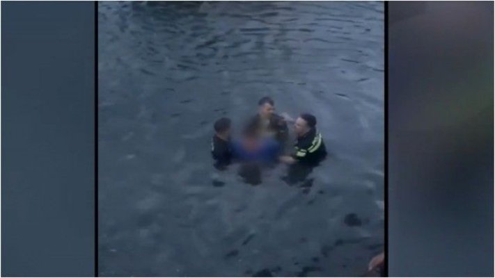 Un tănăr cu probleme psihice a sărit din salvare și s-a aruncat în Dâmbovița