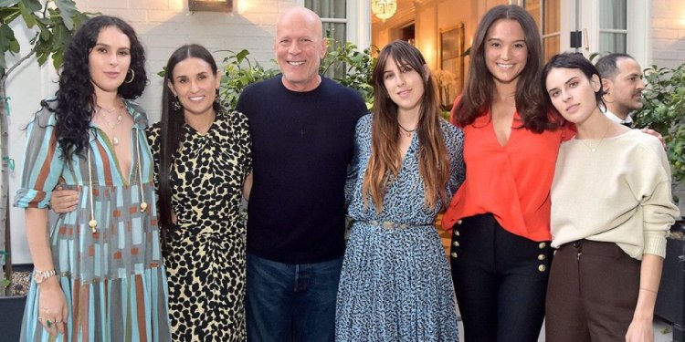 Bruce Willis, surprins într-o nouă fotografie alături de familia sa