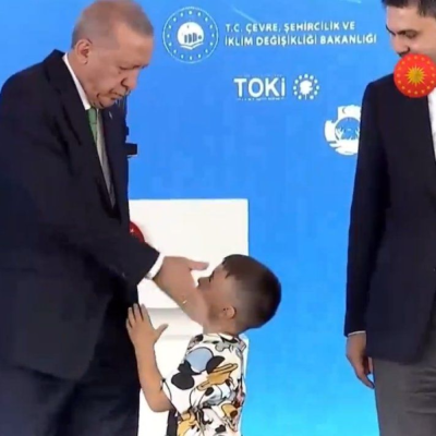 Preşedintele Erdogan a pălmuit un copil care a refuzat să-i sărute mâna! Video 