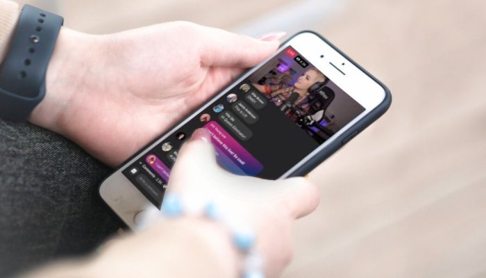 Bărbat trimis în judecată, după ce s-a dat de gol în timpul unui live pe Facebook 