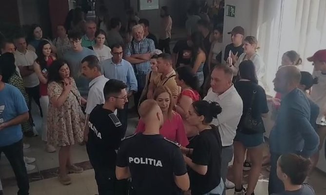 Scandal cu poliția la Facultatea de Arhitectură. Părinții au venit să ceară socoteală după ce notele s-au republicat