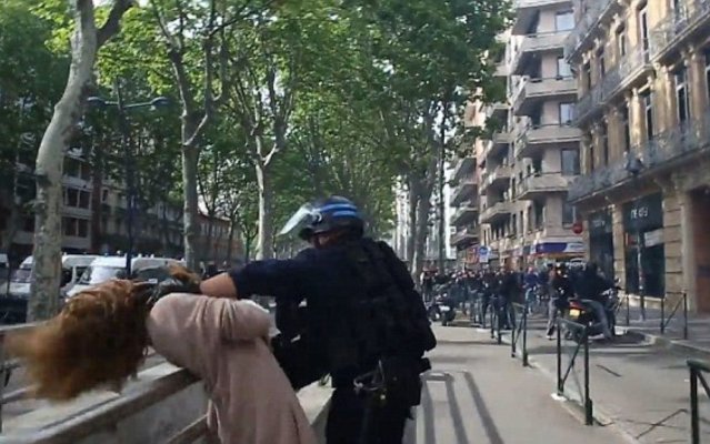 Șocant! O profesoară a fost bătută cu pumni și picioare de față cu un copil 