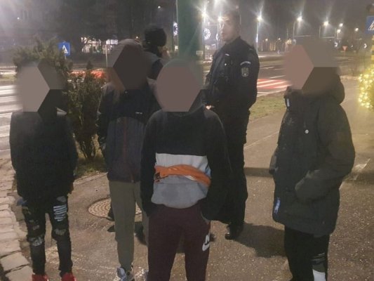 Doi puști, de 15 și 17 ani, au amenințat trecătorii că-i taie, în buricul târgului