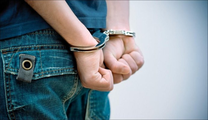 Un adolescent a furat din școala în care învăța în timpul vacanței