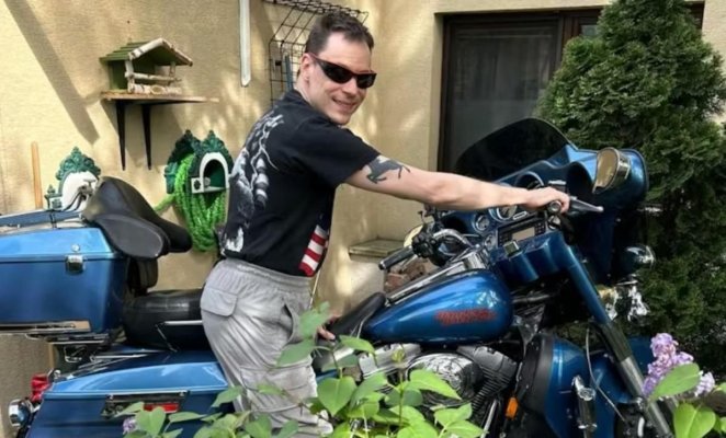 Un tânăr orb din Austria angajează șofer ca să-i conducă motocicleta în excursii
