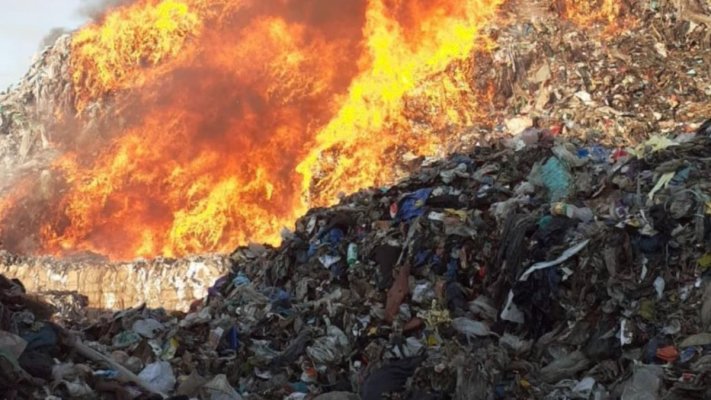 Incendiu violent pe platforma Oltchim. Misiune contracronometru: degajări mari de fum 