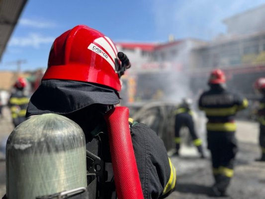 O mașină a luat foc pe strada Zorelelor